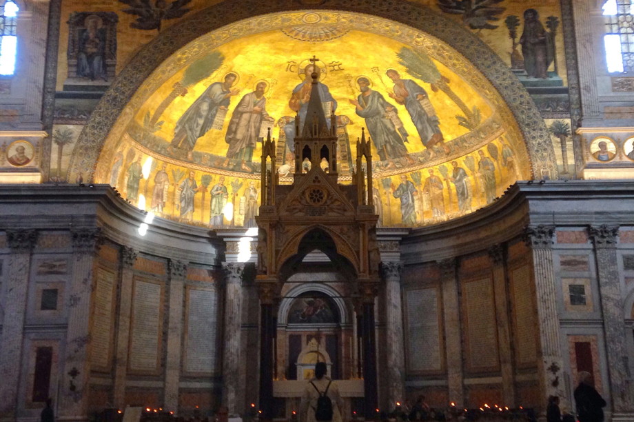 Gold mosaic in an apse, apostles gathered around Jesus