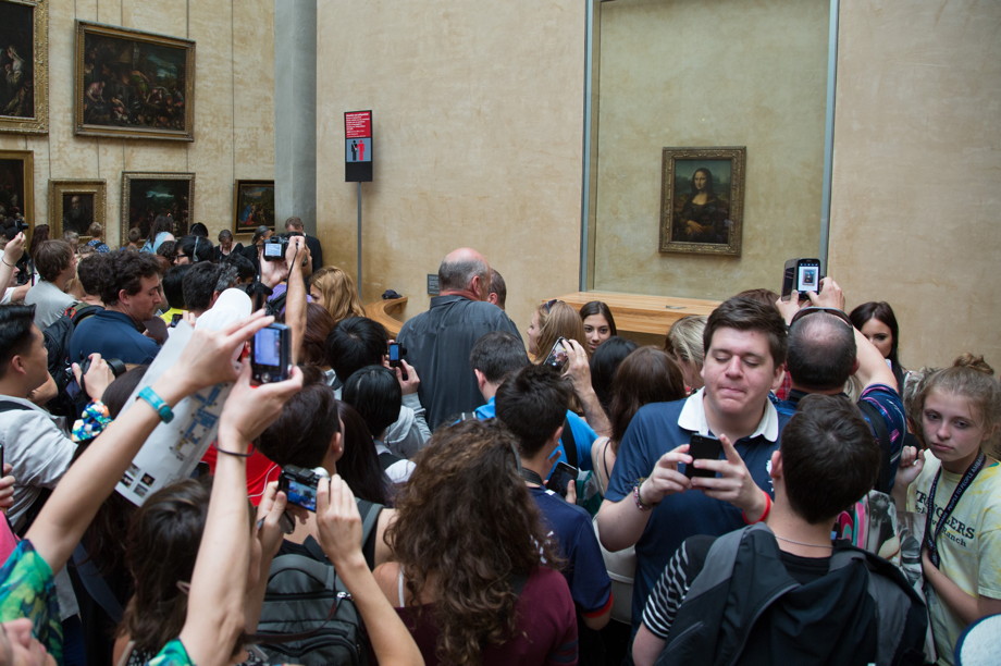Heavy crowds in front of the Mona Lisa